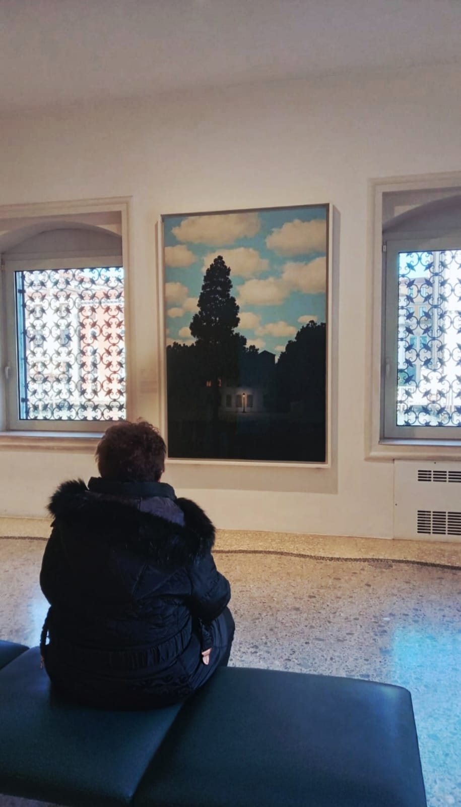 Mirando el "Imperio de la luz", de René Magritte en el Museo Guggenheim de Venecia - Visita all'"Impero della luce" di René Magritte al Museo Guggenheim di Venezia