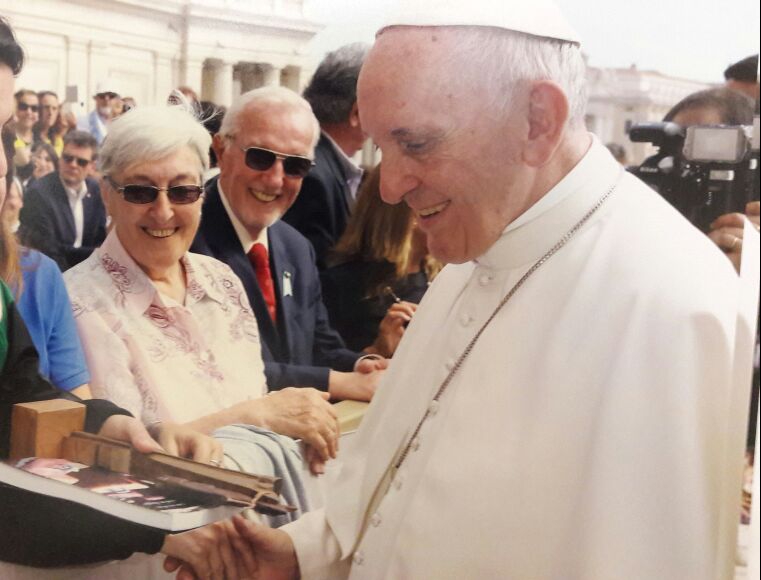 Su libro Hombres en viaje en manos del Papa Francisco. Octubre, 2017 - Il suo libro, "Uomini in viaggio", è nelle mani di Papa Francesco. 17 ottobre